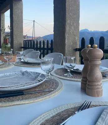 Vue générale sur la montagne ou vue sur la montagne depuis la tente de luxe