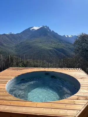 Vue générale sur la montagne ou vue sur la montagne depuis la tente de luxe