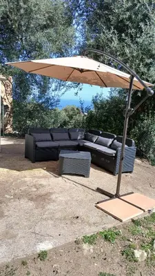 Jardin de l'établissement Maison de village 3 chambres vue mer