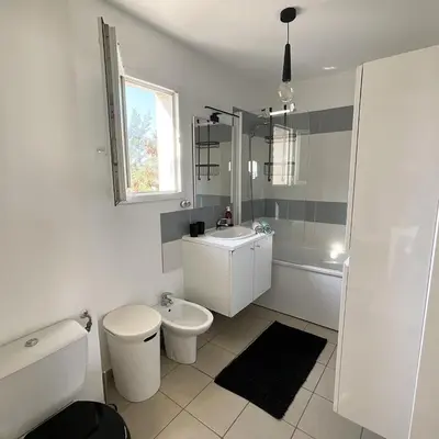 Salle de bains dans l'établissement Appartement cosy avec wifi en bord de mer