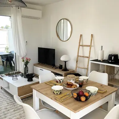 Télévision ou salle de divertissement dans l'établissement Appartement cosy avec wifi en bord de mer