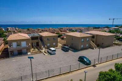 Vue générale sur la mer ou vue sur la mer prise depuis l'appartement