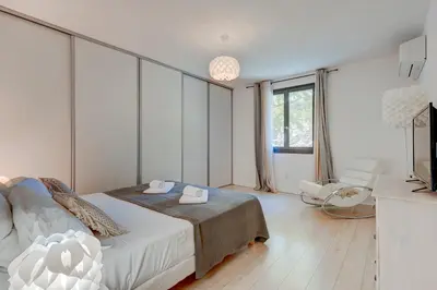 Télévision ou salle de divertissement dans l'établissement Villa Marielle - 360 m² avec piscine privé