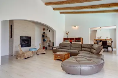 Coin salon dans l'établissement Villa Marielle - 360 m² avec piscine privé