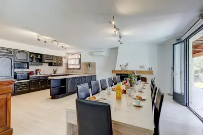 Cuisine ou kitchenette dans l'établissement Villa Marielle - 360 m² avec piscine privé