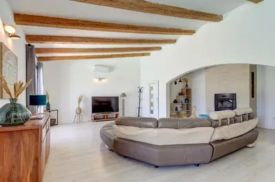 Télévision ou salle de divertissement dans l'établissement Villa Marielle - 360 m² avec piscine privé