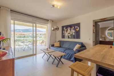 Coin salon dans l'établissement Le Palmier - Plage à 5 min vue mer et montagne
