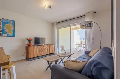 Coin salon dans l'établissement Le Palmier - Plage à 5 min vue mer et montagne