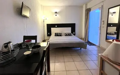 Un ou plusieurs lits dans un hébergement de l'établissement Studio climatisé avec piscine à ST FLORENT