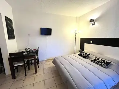 Télévision ou salle de divertissement dans l'établissement Studio climatisé avec piscine à ST FLORENT