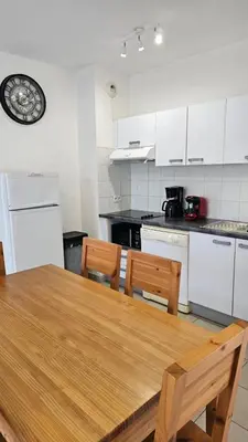 Cuisine ou kitchenette dans l'établissement T3 résidence privée proche plage et piscine