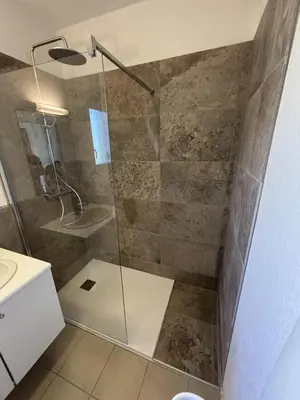 Salle de bains dans l'établissement T3 résidence privée proche plage et piscine