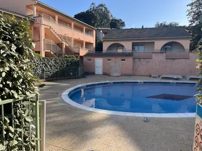 Piscine de l'établissement Les jardins de la mer marine de Bravone ou située à proximité