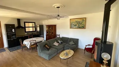 Coin salon dans l'établissement Villa avec vue panoramique sur les montagnes