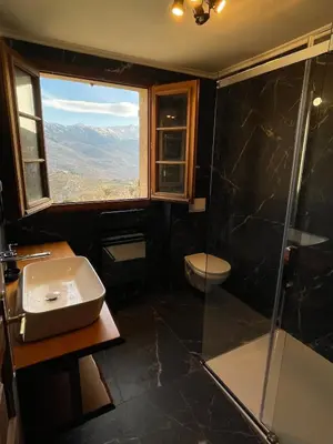 Salle de bains dans l'établissement Villa avec vue panoramique sur les montagnes