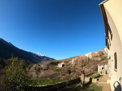 Vue générale sur la montagne ou vue sur la montagne depuis la villa