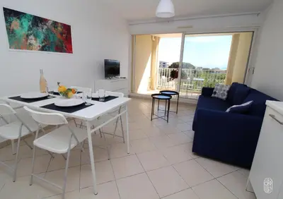 Télévision ou salle de divertissement dans l'établissement Appartement vue mer et montagnes