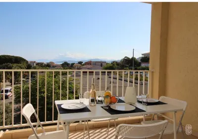 Balcon ou terrasse dans l'établissement Appartement vue mer et montagnes