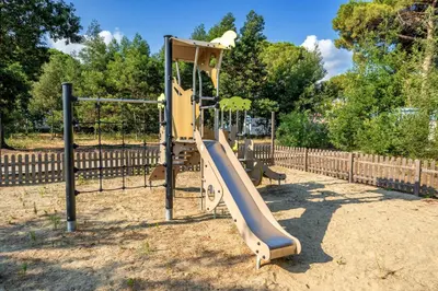 Aire de jeux pour enfants de l'établissement Camping Domaine d'Anghione