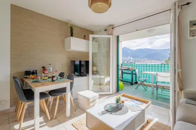 Vue générale sur la montagne ou vue sur la montagne depuis l'appartement
