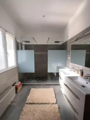 Salle de bains dans l'établissement Villa de standing Vista - Domaine Romella - Piscine - Vue Lac de Padula