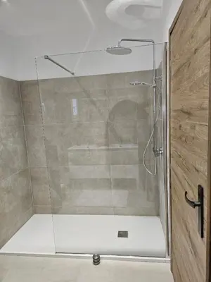 Salle de bains dans l'établissement Villa de standing Fiurenza - Domaine Romella - Piscine - Proche Saint-Florent