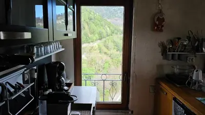 Cuisine ou kitchenette dans l'établissement House between the sea and the mountain