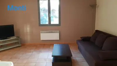 Télévision ou salle de divertissement dans l'établissement Gite de 90m2 proche de la mer avec grande piscine MONTI