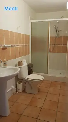 Salle de bains dans l'établissement Gite de 90m2 proche de la mer avec grande piscine MONTI