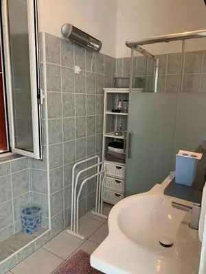 Salle de bains dans l'établissement Appartement Vezzani Centre Corse