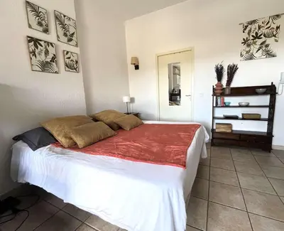Un ou plusieurs lits dans un hébergement de l'établissement SAINT FLORENT - STUDIO 2 couchages Avec Piscine