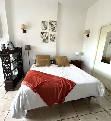 Un ou plusieurs lits dans un hébergement de l'établissement SAINT FLORENT - STUDIO 2 couchages Avec Piscine