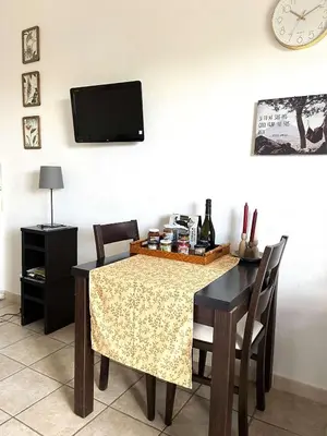 Télévision ou salle de divertissement dans l'établissement SAINT FLORENT - STUDIO 2 couchages Avec Piscine