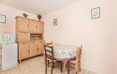 Cuisine ou kitchenette dans l'établissement 2 Bedroom Cozy Apartment In Pietranera