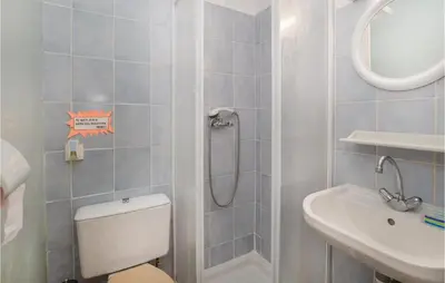 Salle de bains dans l'établissement 2 Bedroom Cozy Apartment In Pietranera
