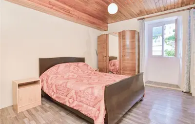 Un ou plusieurs lits dans un hébergement de l'établissement 2 Bedroom Cozy Apartment In Pietranera