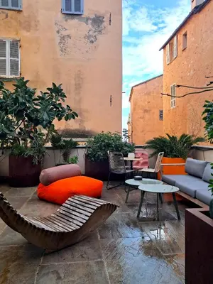 Coin salon dans l'établissement Chambres de charme au cœur de la citadelle de Bastia
