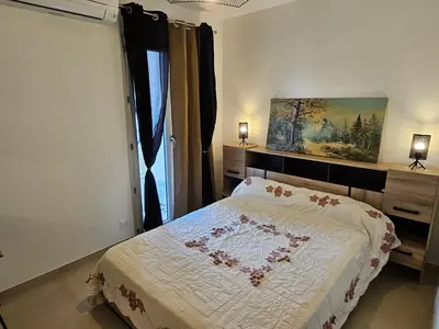 Un ou plusieurs lits dans un hébergement de l'établissement Appartement moderne à Lucciana avec terrasse ensoleillée.