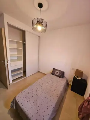 Un ou plusieurs lits dans un hébergement de l'établissement Appartement moderne à Lucciana avec terrasse ensoleillée.