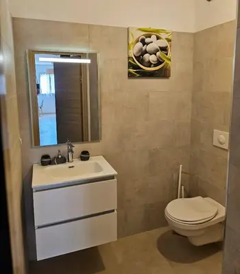 Salle de bains dans l'établissement Appartement moderne à Lucciana avec terrasse ensoleillée.