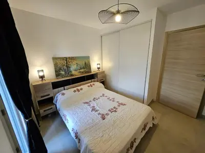 Un ou plusieurs lits dans un hébergement de l'établissement Appartement moderne à Lucciana avec terrasse ensoleillée.