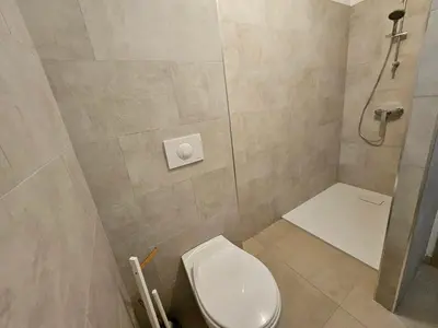 Salle de bains dans l'établissement Appartement moderne à Lucciana avec terrasse ensoleillée.