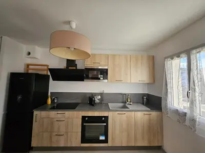 Cuisine ou kitchenette dans l'établissement Appartement moderne à Lucciana avec terrasse ensoleillée.