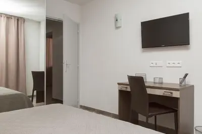 Télévision ou salle de divertissement dans l'établissement Résidence Hotelière Capu Seninu