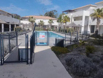 Piscine de l'établissement T2 Waterfront Linguizzetta ou située à proximité