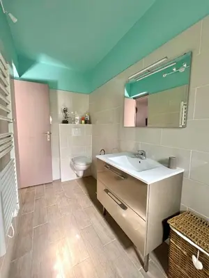 Salle de bains dans l'établissement Bel appartement au calme