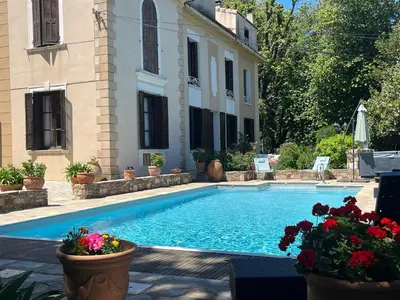 Piscine de l'établissement RDC maison de maitre pour 6 personnes avec piscine et jacuzzi ou située à proximité
