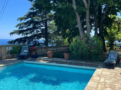 Piscine de l'établissement RDC maison de maitre pour 6 personnes avec piscine et jacuzzi ou située à proximité