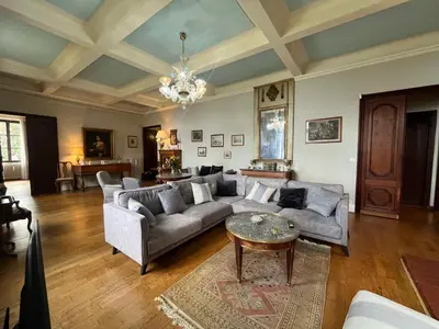 Coin salon dans l'établissement RDC maison de maitre pour 6 personnes avec piscine et jacuzzi