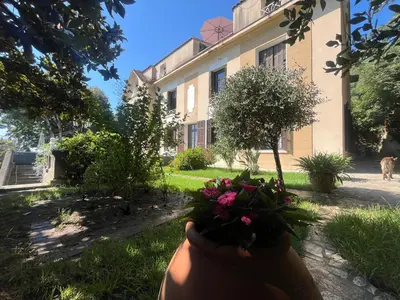 Jardin de l'établissement RDC maison de maitre pour 6 personnes avec piscine et jacuzzi